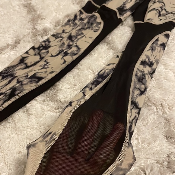 Black lulus with a marble print and mesh. Size 4, 28in leg - Picture 3 of 3